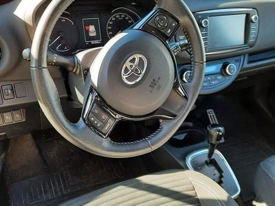 Begagnad Toyota Yaris Hybrid 101 HK (74 kW) 2018 Vitmetallic ( pärlemo)