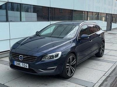 Blå Begagnad 2015 Volvo V60 Summum Kombi | 105 000 kr (Marknadspris)