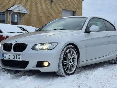 Begagnad BMW 325 Comfort Edition 218 HK (160 kW) 2010 Ljusgrå Sportkupé