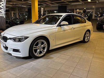Vit Begagnad 2016 BMW 330e M Sport Sedan | 249 900 kr (Marknadspris)