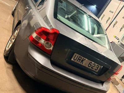Mörkgrå Begagnad 2004 Volvo S40 Sedan | 24 880 kr (Marknadspris)