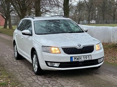 Vit Begagnad 2015 Skoda Octavia Ambition Kombi | 59 900 kr (Marknadspris)