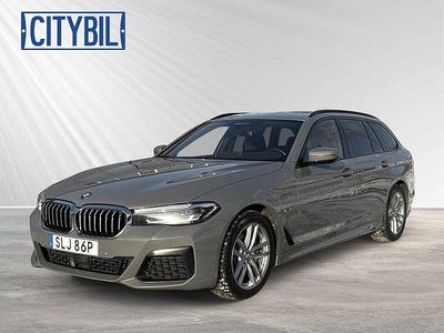 Grå Begagnad 2022 BMW 530e M Sport Kombi | 319 700 kr (Marknadspris)