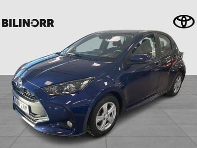 Blå Begagnad 2022 Toyota Yaris Hybrid Active | 199 900 kr (Superpris)