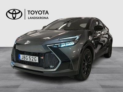 Grå Begagnad 2025 Toyota C-HR Sport SUV | 459 900 kr (Marknadspris)