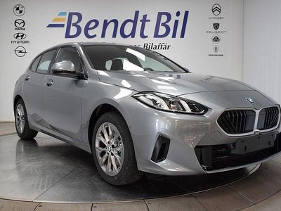 Skyscraper grey metallic Ny 2025 BMW 120 Shadowline Halvkombi | 359 500 kr