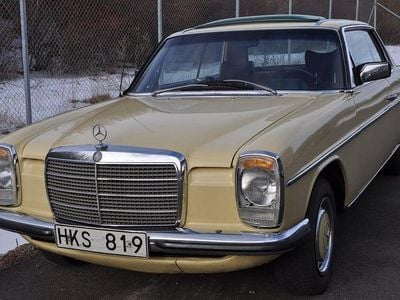 Begagnad Mercedes W114 131 HK (96 kW) 1975 Ljusgul