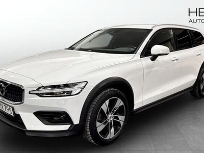 Vit Begagnad 2019 Volvo V60 CC Momentum Kombi | 249 900 kr (Marknadspris)