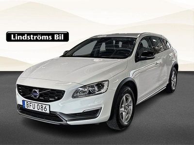 Begagnad Volvo V60 CC Momentum 192 HK (141 kW) 2015 Vit Kombi