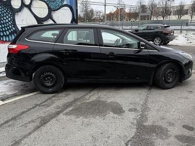 Begagnad Ford Focus Titanium 125 HK (91 kW) 2014 Svart Kombi