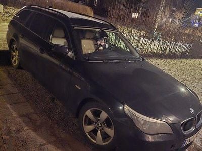 Begagnad BMW 525 218 HK (160 kW) 2006 Svart Kombi