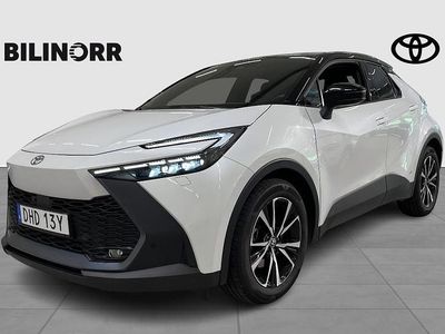 Vit Begagnad 2023 Toyota C-HR Style SUV | 396 600 kr (Marknadspris)