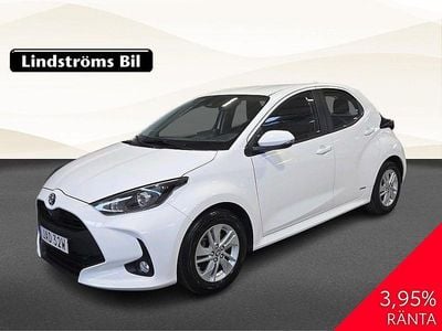 Vit Begagnad 2022 Toyota Yaris Hybrid Active Halvkombi | 214 900 kr (Marknadspris)