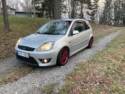 Begagnad Ford Fiesta ST 150 HK (110 kW) 2005 Silver Halvkombi