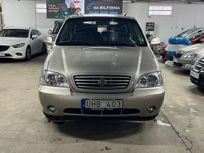 Ljusgrå Begagnad 2003 Kia Carnival Minibuss | 79 900 kr