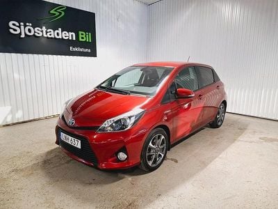 Begagnad Toyota Yaris Hybrid 101 HK (74 kW) 2014 Röd Halvkombi