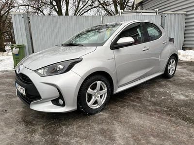 Silvermetallic Begagnad 2021 Toyota Yaris Hybrid Active Halvkombi | 181 900 kr (Marknadspris)