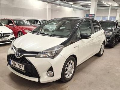 Vit Begagnad 2017 Toyota Yaris Hybrid Active Halvkombi | 99 999 kr