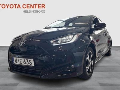 Svart Ny 2025 Toyota Yaris Hybrid Active Halvkombi | 287 800 kr (Marknadspris)