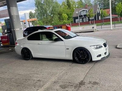 Vit Begagnad 2008 BMW 328 Sportkupé | 130 000 kr