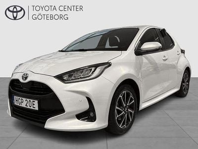 Vit Begagnad 2022 Toyota Yaris Hybrid Active Halvkombi | 219 990 kr (Marknadspris)