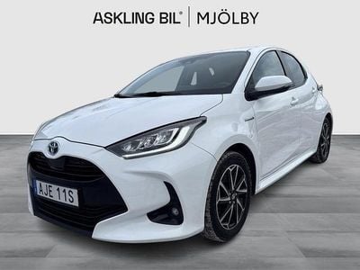 Vit Begagnad 2021 Toyota Yaris Hybrid Active Halvkombi | 189 000 kr (Marknadspris)