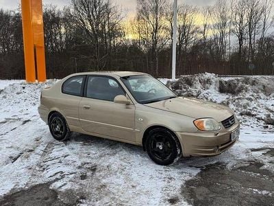 Begagnad Hyundai Accent 105 HK (77 kW) 2003 Gul Halvkombi