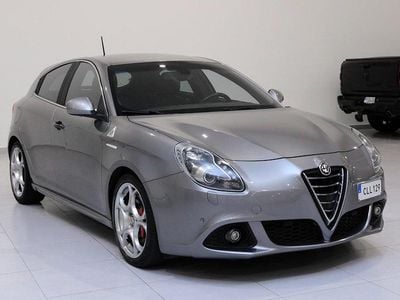 Begagnad Alfa Romeo Giulietta Quadrifoglio Verde 241 HK (177 kW) 2015 Grå (grå metallic ) Halvkombi