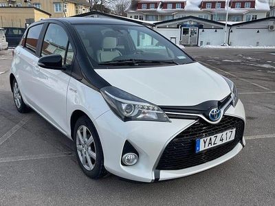 Begagnad Toyota Yaris Hybrid 101 HK (74 kW) 2016 Bitone