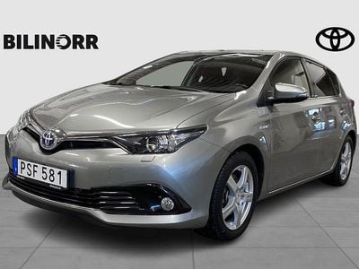 Grå Begagnad 2016 Toyota Auris Hybrid Edition Halvkombi | 169 000 kr (Marknadspris)