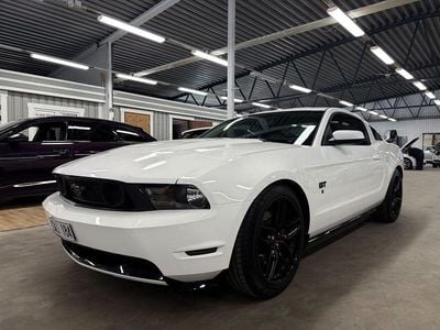 Begagnad Ford Mustang GT 320 HK (235 kW) 2010 Vit Sportkupé