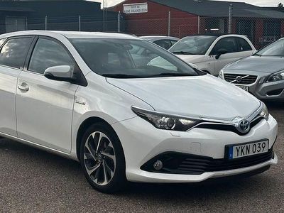 Vit Begagnad 2016 Toyota Auris Hybrid Active Halvkombi | 159 500 kr (Dyr)