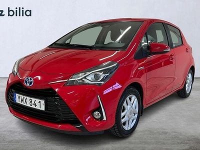 Röd Begagnad 2017 Toyota Yaris Hybrid Halvkombi | 159 900 kr (Marknadspris)
