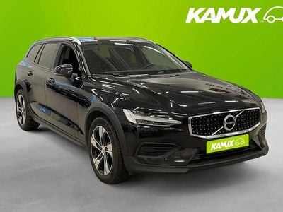 Svart Begagnad 2022 Volvo V60 CC Momentum Kombi | 324 700 kr (Marknadspris)