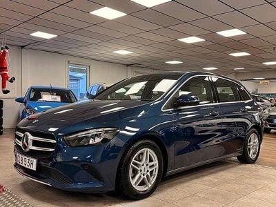 Blå Begagnad 2021 Mercedes B180 Minibuss | 289 900 kr (Marknadspris)