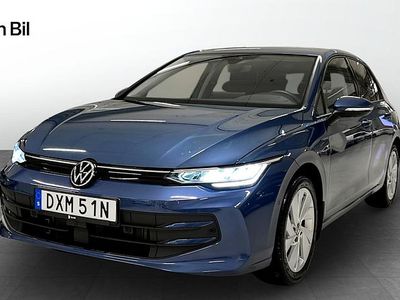 Blå Begagnad 2024 VW Golf VIII Comfortline Halvkombi | 319 900 kr (Marknadspris)