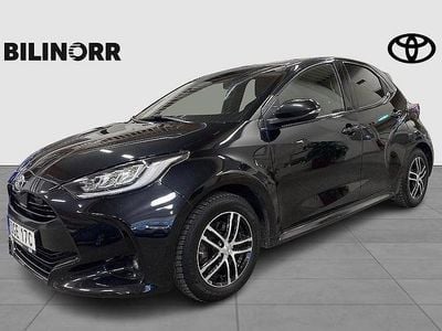 Svart Begagnad 2021 Toyota Yaris Hybrid Style Halvkombi | 209 900 kr (Marknadspris)