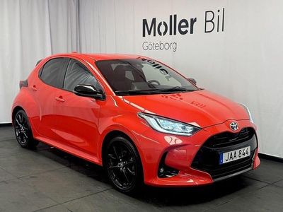 Röd Begagnad 2022 Toyota Yaris Hybrid Halvkombi | 204 900 kr (Marknadspris)