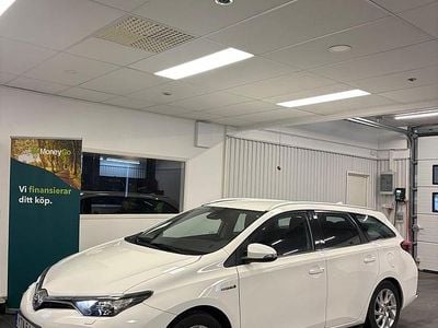 Begagnad Toyota Auris Hybrid 99 HK (72 kW) 2017 Vit Kombi