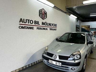 Ljusgrå Begagnad 2002 Renault Clio II Expression Halvkombi | 27 900 kr (Lite dyr)