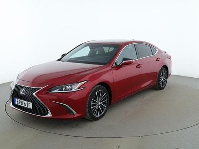 Röd Begagnad 2024 Lexus ES300H Business Edition Sedan | 465 000 kr (Marknadspris)