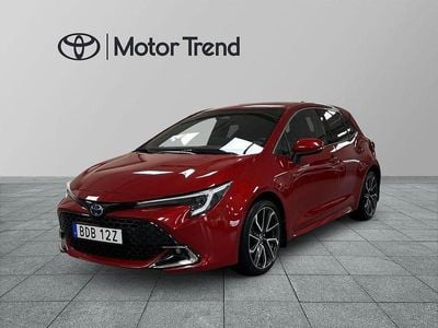 Röd Begagnad 2023 Toyota Corolla Hybrid Executive Halvkombi | 304 900 kr (Marknadspris)