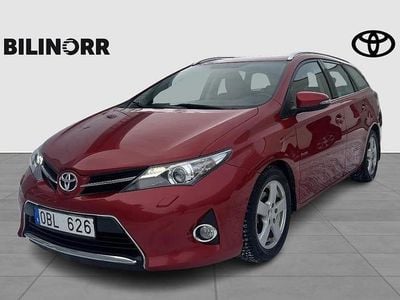 Mörkröd Begagnad 2013 Toyota Auris Touring Sports Active Kombi | 104 900 kr (Marknadspris)