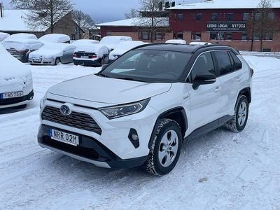 Vit Begagnad 2020 Toyota RAV4 Hybrid Style SUV | 329 900 kr (Marknadspris)