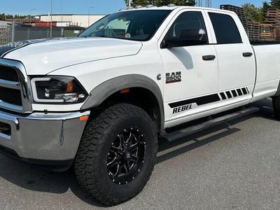 begagnad Dodge Ram 3500 6.7 Cummins 4x4 375hk / 35"däck / Sportavgass