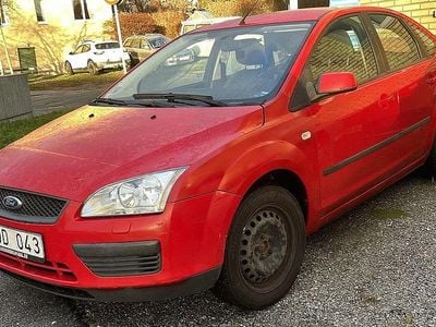 Röd Begagnad 2007 Ford Focus Halvkombi | 24 900 kr (Marknadspris)