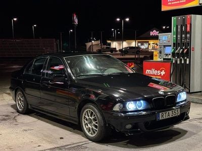 Svart Begagnad 1999 BMW 523 Sedan | 21 000 kr