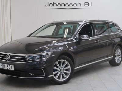 Mörkgrå Begagnad 2020 VW Passat Executive Kombi | 199 900 kr (Marknadspris)