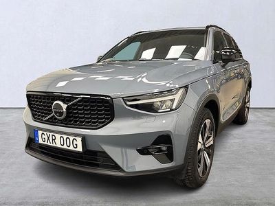 Grå Begagnad 2022 Volvo XC40 Plus SUV | 379 000 kr (Marknadspris)