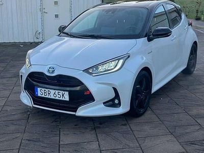 Begagnad Toyota Yaris Hybrid Style 116 HK (85 kW) 2021 Pärlvit Halvkombi